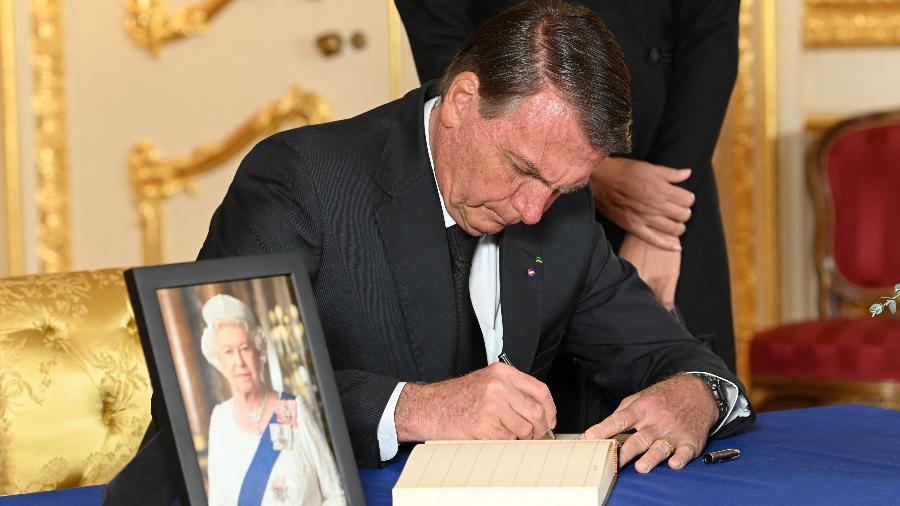 Presidente Jair Bolsonaro assina livro de condolências em Londres pela morte da rainha Elizabeth - Jonathan Hordle/Pool via Reuters