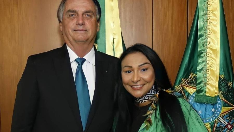 A deputada federal Silvia Waiãpi (PL-AP) ao lado do ex-presidente Jair Bolsonaro - Reprodução/Twitter