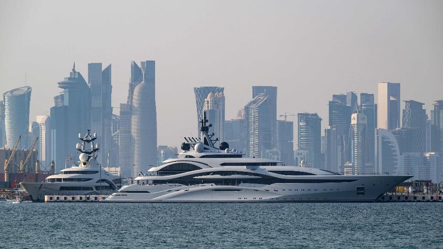 Iate de luxo é visto diante do skyline de Doha, no Qatar - ANDREJ ISAKOVIC/AFP