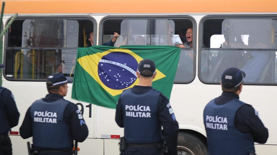 Golpistas que estavam em acampamento em Brasília são levados de ônibus à PF - Vinícius Nunes / Colaboração para o UOL