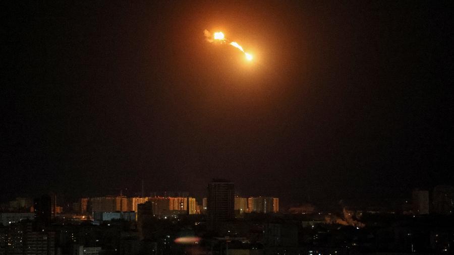 A explosão de um drone é vista no céu durante a guerra da Rússia na Ucrânia - GLEB GARANICH/REUTERS