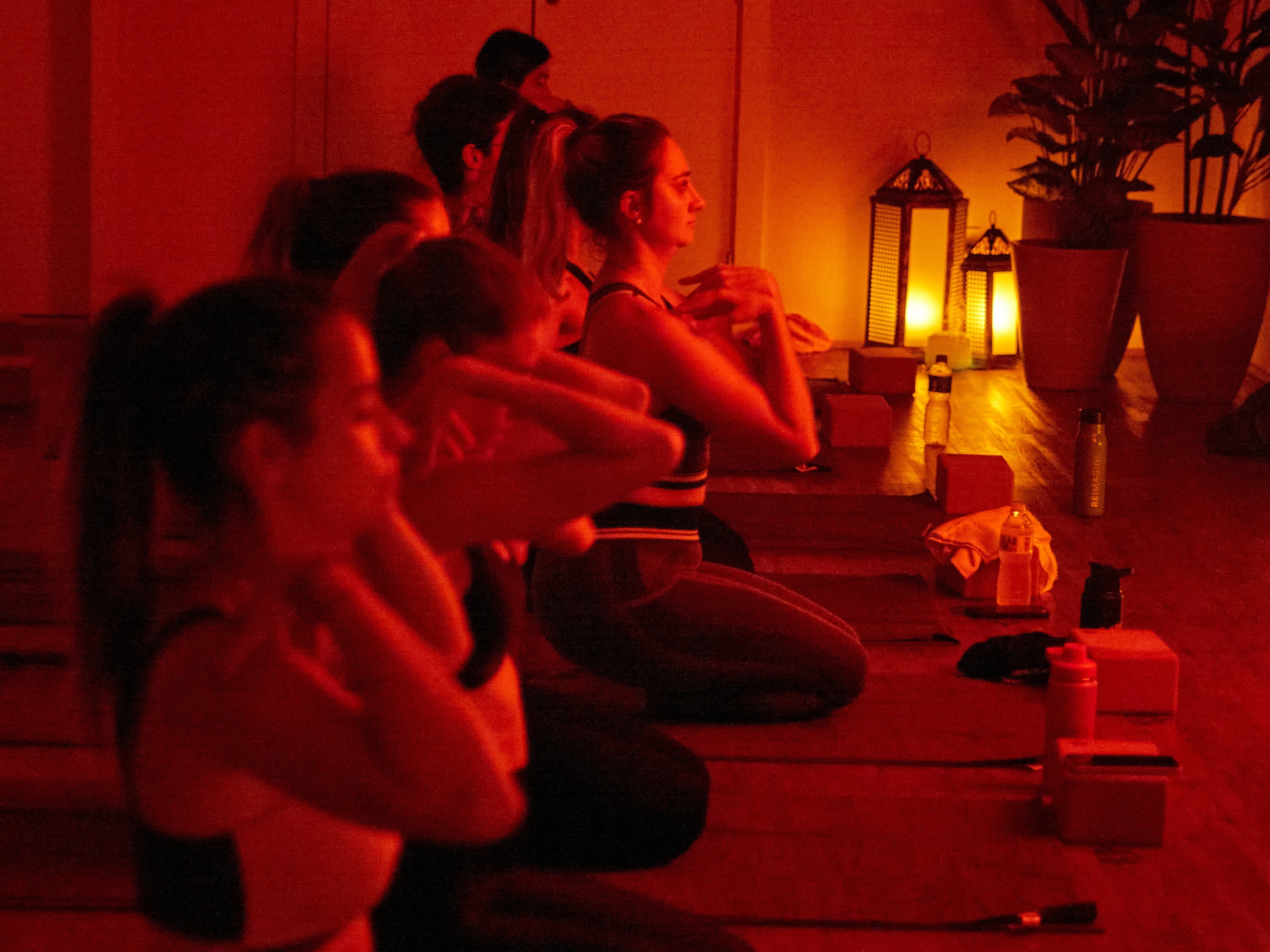 40ºC e sala vermelha: fiz aula de hot ioga e suei menos do que pensei