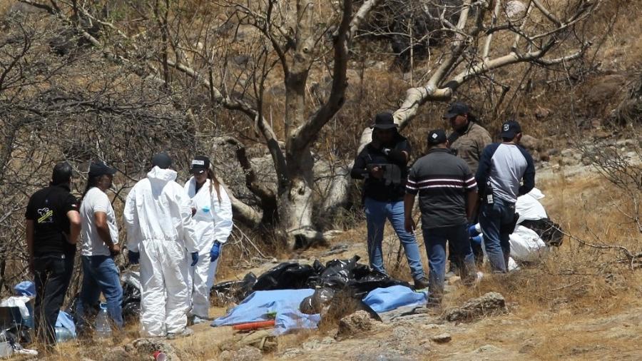 Especialistas forense foram investigar e recolher os sacos com restos humanos em Gualadajara - Ulises Ruiz/AFP