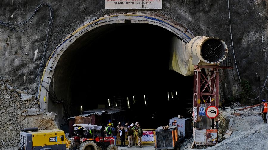 17.nov.2023 - Membros de equipes de resgate ficam na entrada de um túnel onde trabalhadores rodoviários ficam presos após uma parte do túnel desabar em Uttarkashi, no estado de Uttarakhand, no norte da Índia