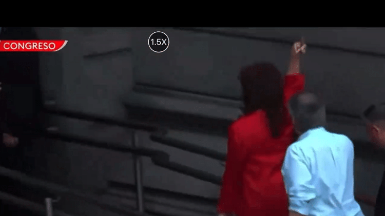 Cristina Kirchner mostra o dedo do meio para apoiadores de Milei ao chegar ao Congresso