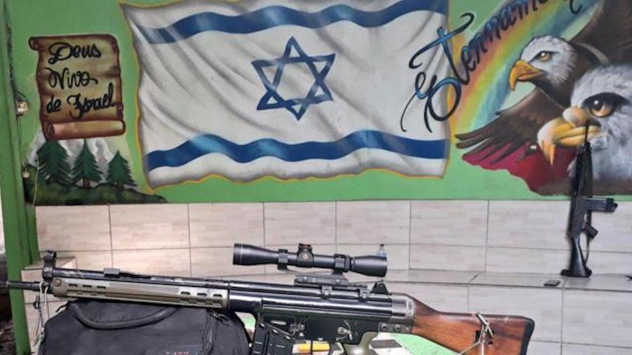 O narcopentecostalismo utiliza a bandeira de Israel para transformar crimes em atos de uma "guerra santa"