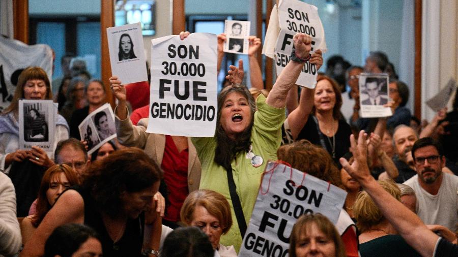 Parentes de desaparecidos e sobreviventes da ditadura argentina celebram condenação de agentes da repressão em tribunal de La Plata