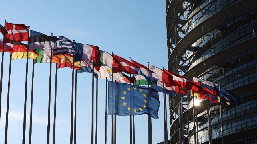 Bandeiras são vistas do lado de fora do Parlamento Europeu na França