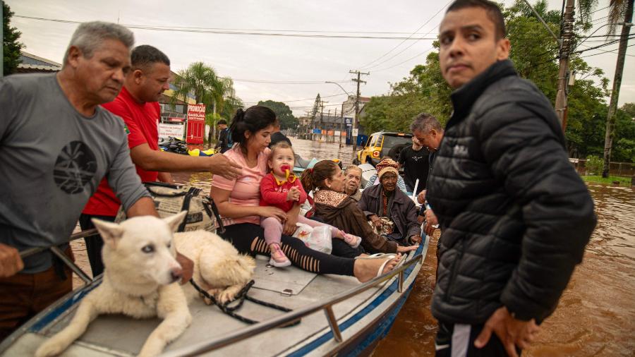 Moradores deixam a cidade de Porto Alegre após inundações - Carlos Fabal/AFP