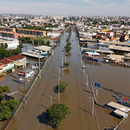 6.mai.2024 - Vista aérea de ruas inundadas em Porto Alegre (RS) após tempestades atingirem o Rio Grande do Sul. - Carlos FABAL/AFP