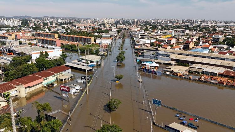 6.mai.2024 - Vista aérea de ruas inundadas em Porto Alegre (RS) após tempestades atingirem o Rio Grande do Sul