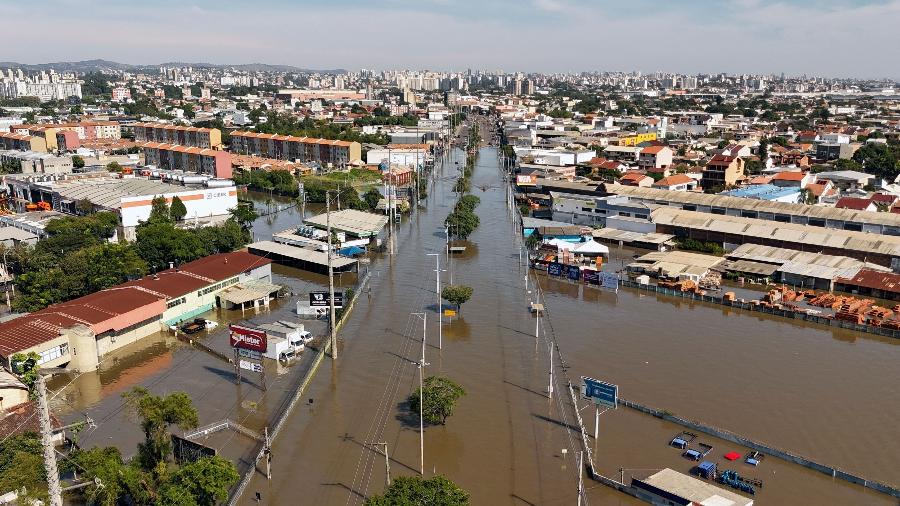 6.mai.2024 - Vista aérea de ruas inundadas em Porto Alegre (RS) após tempestades atingirem o Rio Grande do Sul. - Carlos FABAL/AFP