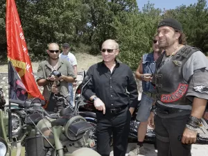 Motociclista e fã de Stalin: quem é o novo braço direito de Vladimir Putin