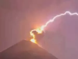 Vídeo mostra tempestade de raios atingindo vulcão em erupção na Guatemala