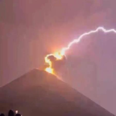 Vulcão é atingido por tempestade de raios na Guatemala