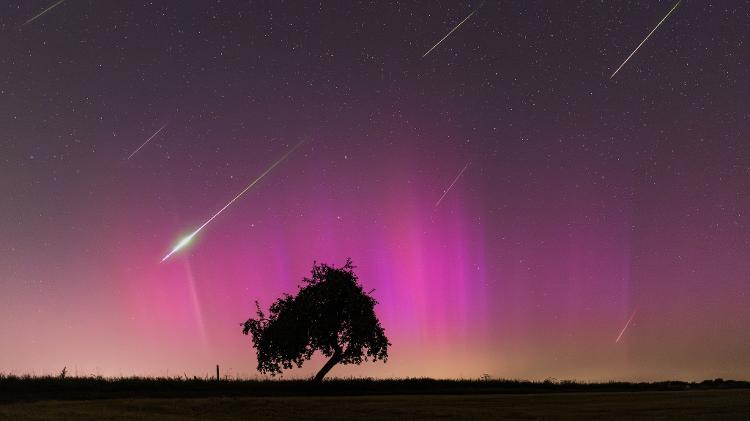 Na Alemanha central, o céu noturno brilhava em roxo devido à aurora causada por uma explosão de partículas do Sol alguns dias antes. Enquanto isso, meteoros riscaram o céu