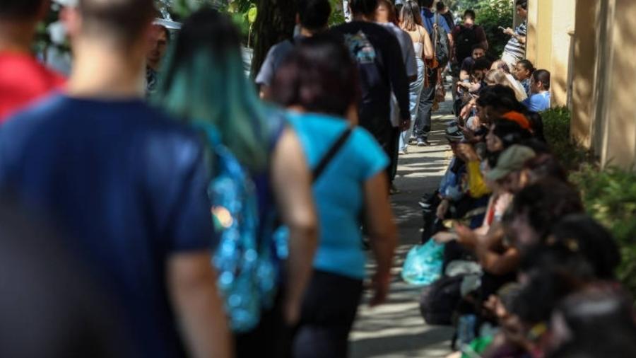 Participantes acabam a primeira prova do CNU na Unip barra Funda, em São Paulo - Felipe Iruatã/Folhapress