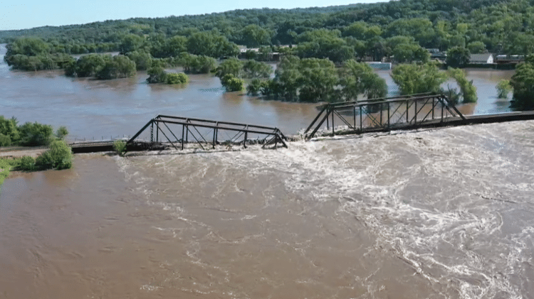 Ponte que conecta North Sioux City, na Dakota do Sul, e Sioux City, Iowa, nos Estados Unidos, desabou por conta do aumento do nível do rio abaixo da estrutura