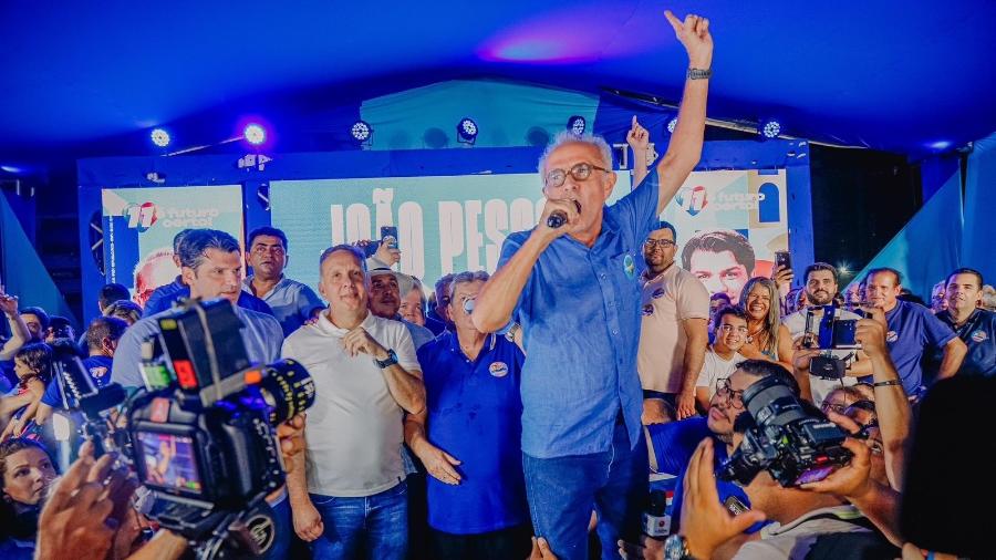 Prefeito Cícero Lucena discursa em seu comitê após vitória em João Pessoa