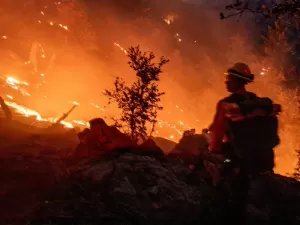 Presidiários se juntam aos bombeiros no combate aos incêndios na Califórnia