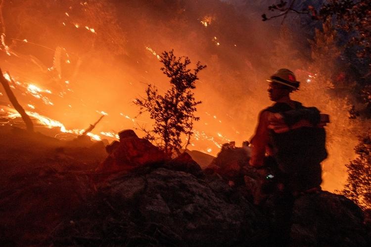 Bombeiro luta contra fogo na Floresta Nacional de Angeles, atingida pelo incêndio Eaton 