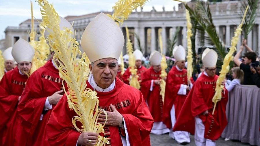 13.abr.2025 - O cardeal Angelo Becciu caminha em procissão durante uma missa no Domingo de Ramos na Praça de São Pedro, no Vaticano 13.abr.2025 - O cardeal Angelo Becciu caminha em procissão durante uma missa no Domingo de Ramos na Praça de São Pedro, no Vaticano