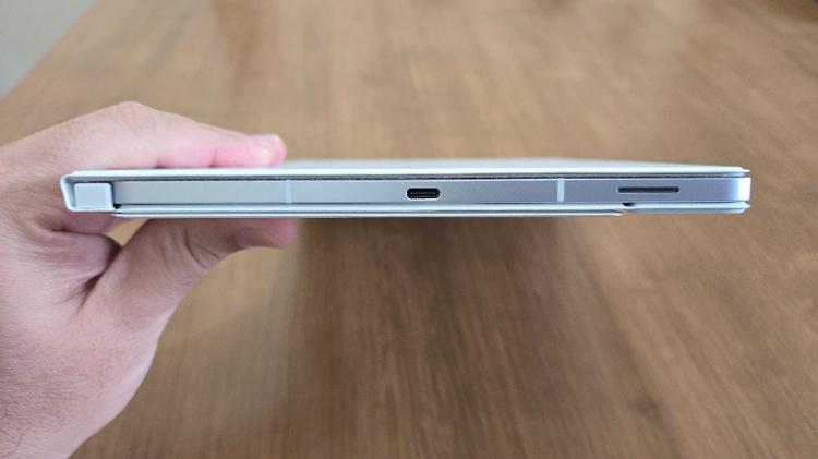 O Galaxy Tab S10 FE vem com uma entrada USB-C para carregamento, mas não acompanha carregador O Galaxy Tab S10 FE vem com uma entrada USB-C para carregamento, mas não acompanha carregador