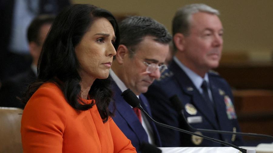 26.mar.2025 - A diretora de Inteligência Nacional (DNI), Tulsi Gabbard, o diretor da CIA, John Ratcliffe, e o tenente-general da Força Aérea dos EUA e diretor da Agência de Inteligência de Defesa (DIA), Jeffrey Kruse, participam de uma audiência do Comitê de Inteligência da Câmara sobre ameaças globais, no Capitólio, em Washington 26.mar.2025 - A diretora de Inteligência Nacional (DNI), Tulsi Gabbard, o diretor da CIA, John Ratcliffe, e o tenente-general da Força Aérea dos EUA e diretor da Agência de Inteligência de Defesa (DIA), Jeffrey Kruse, participam de uma audiência do Comitê de Inteligência da Câmara sobre ameaças globais, no Capitólio, em Washington