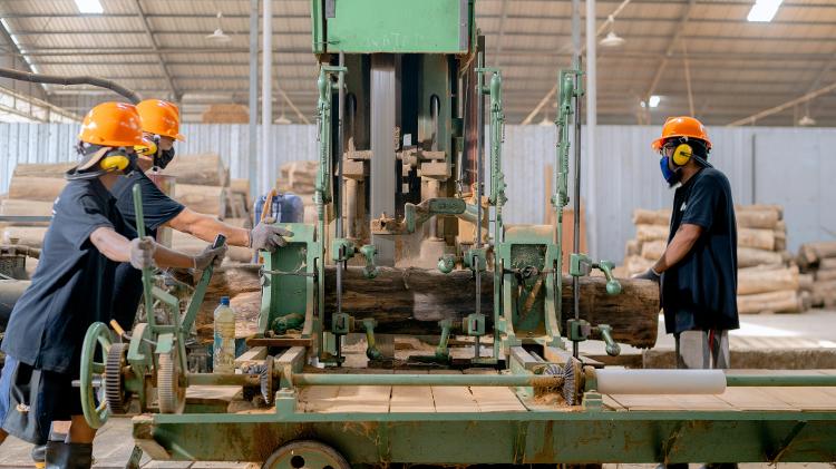 A indústria já trabalha perto de 40 horas semanais, diz um dos autores do projeto