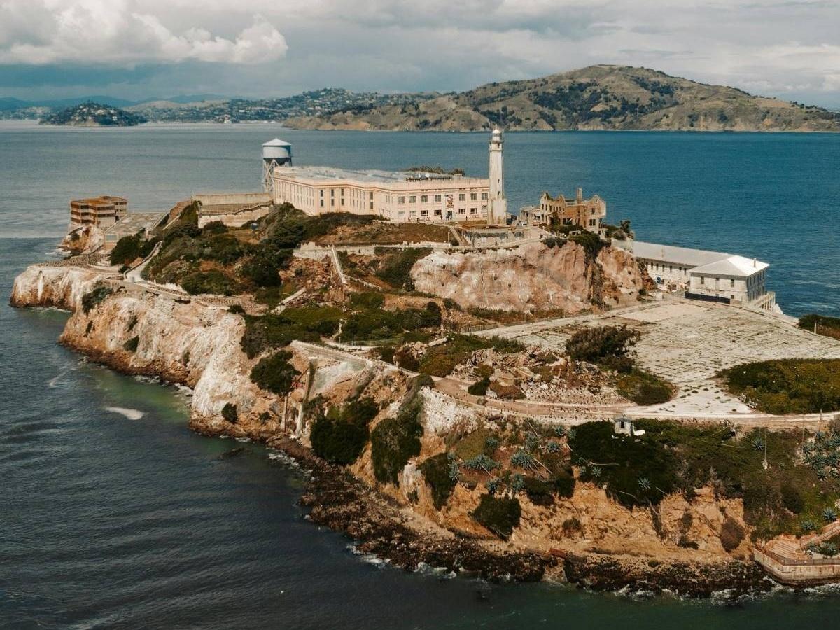 Barco afunda perto de Alcatraz: 1 morto, 3 desaparecidos