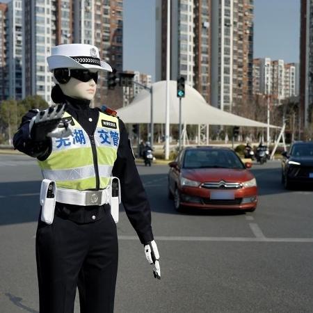 Robôs humanoides ajudam a controlar trânsito na China