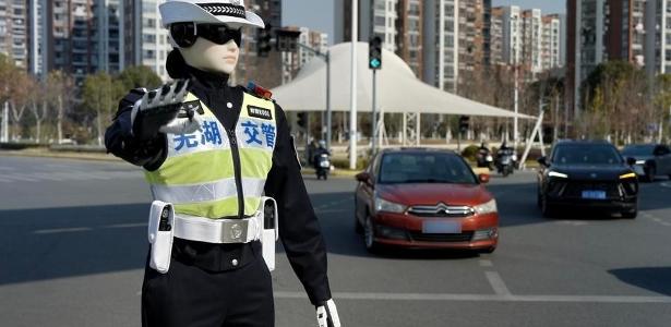 China coloca robôs humanoides para controlar trânsito e alivia para humanos