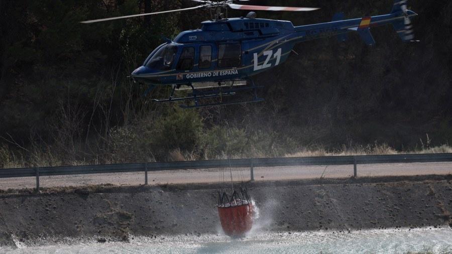17.jul.2026 - Helicóptero despeja água sobre as chamas para conter incêndio na região de Zaragoza, nordeste da Espanha - undefined