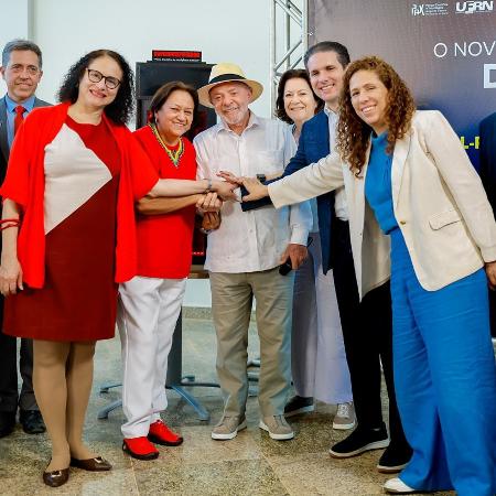 Lula, a governadora Fátima Bezerra (PT), ministras e Hugo Motta, presidente da Câmara
