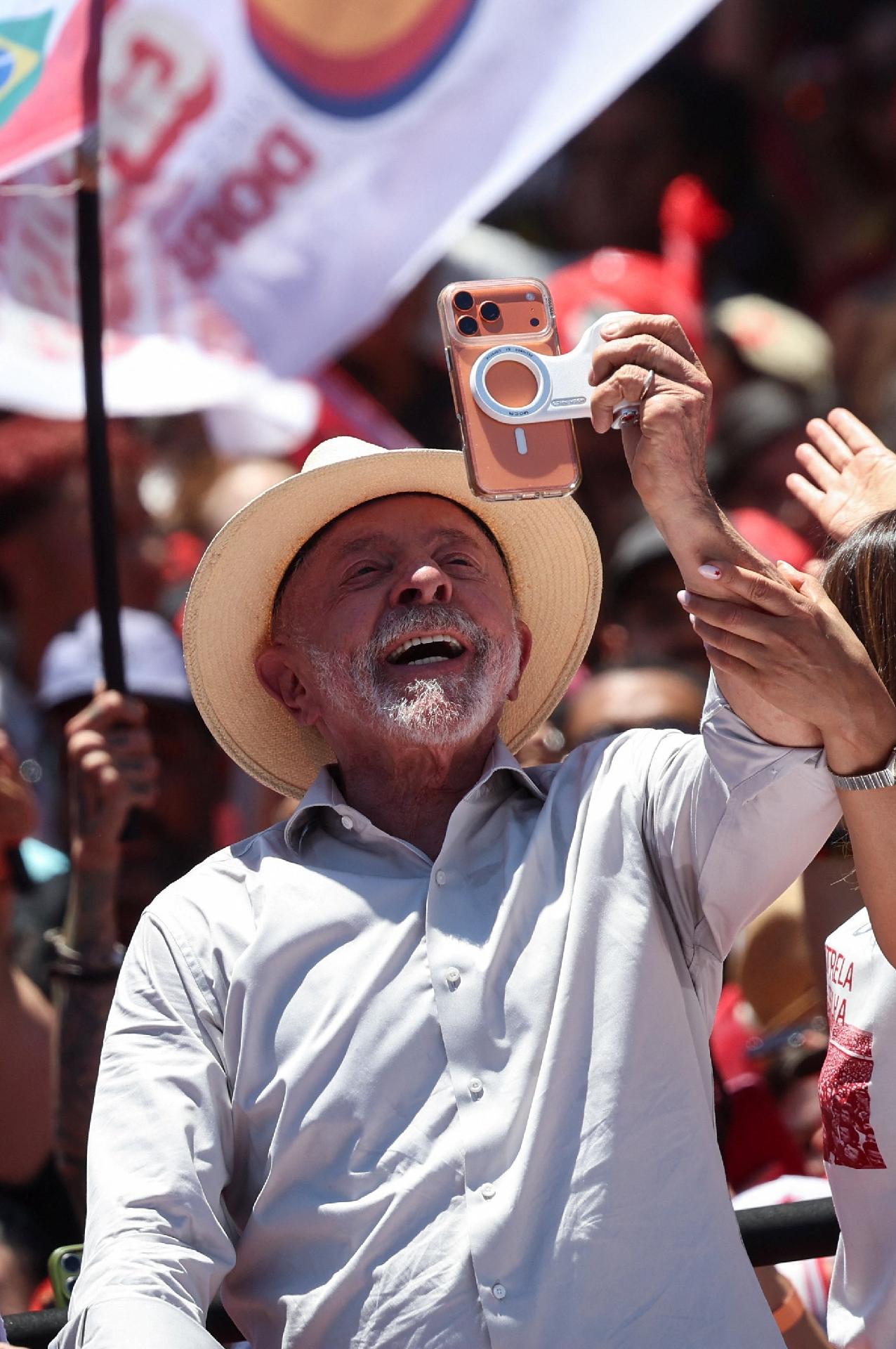 9.out.2026 - O presidente Lula faz selfie em ato em apoio ao petista Leandro Grass, candidato ao Governo do DF - undefined