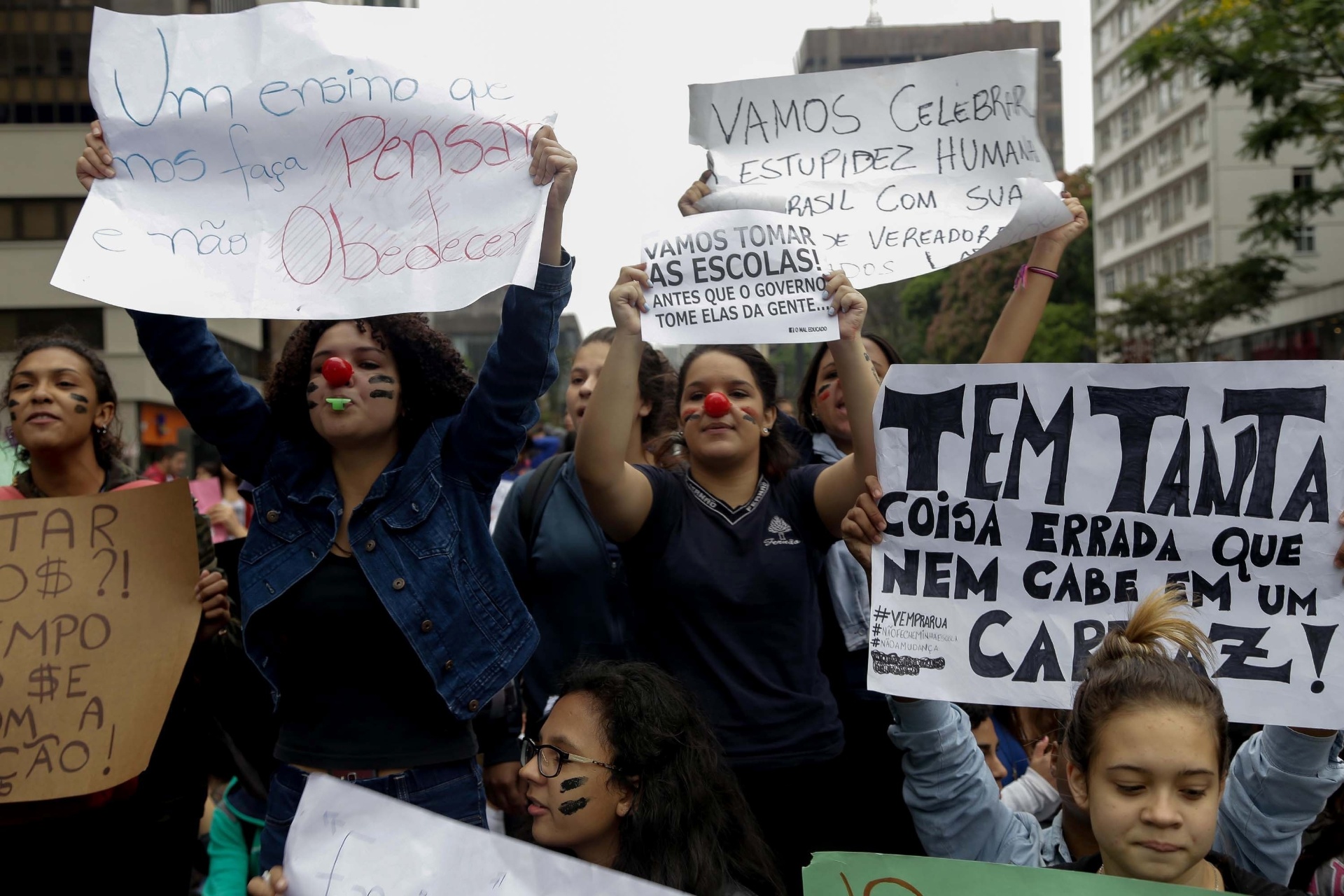 6.out.2015 - Estudantes da rede estadual de ensino de São Paulo realizaram um protesto nesta terça-feira (6) no centro de São Paulo. Durante o ato, parte da avenida Paulista foi fechada. No fim de setembro, o Governo de SP anunciou mudanças na rede, com o fechamento de unidades e salas de aula - NewtonMenezes/Futura Press/Estadão Conteúdo
