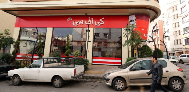 Homem passa por "KFC Halal", que foi fechado pela polícia, em Teerã - AFP