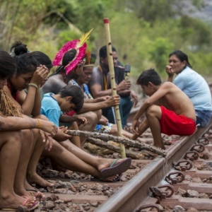 Índios da etnia Krenak, impactados pelo rompimento da barragem em Mariana (MG), fecharam a estrada de ferro da Vale atrás de explicações - Fabio Braga/Folhapress