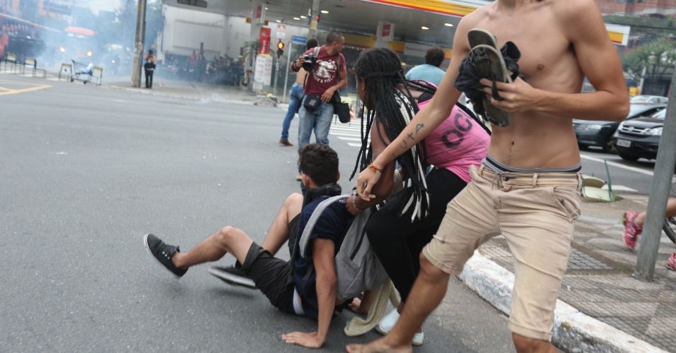 2.dez.2015 - Estudantes tentam fugir das bombas de gás lançadas pela Polícia Militar durante protesto contra o fechamento de escolas, no cruzamento da avenida Henrique Schaumann com a rua Teodoro Sampaio