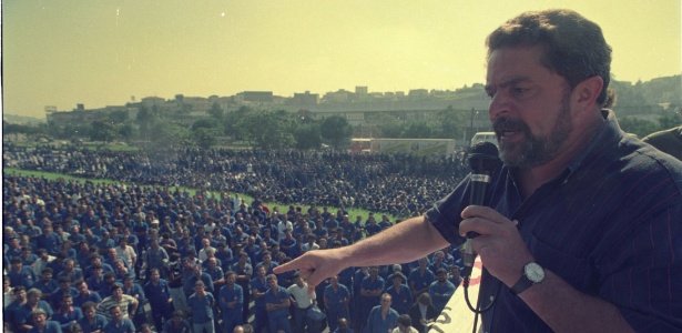23.abr.1992 - Lula discursa para manifestantes na rodovia Anchieta, em frente à Volkswagen, em São Bernardo