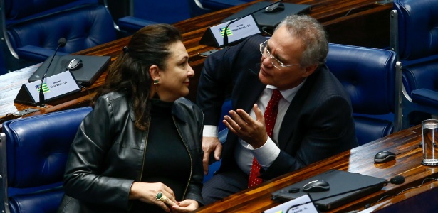 4.abr.2017 - Os senadores Renan Calheiros (PMDB-AL) e Katia Abreu (sem partido-TO)  - Pedro Ladeira/Folhapress