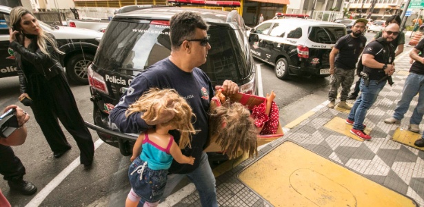 Policiais apreenderam até brinquedos durante operação de combate à pedofilia em SP - Marcelo Gonçalves/Estadão Conteúdo - 20.fev.2018