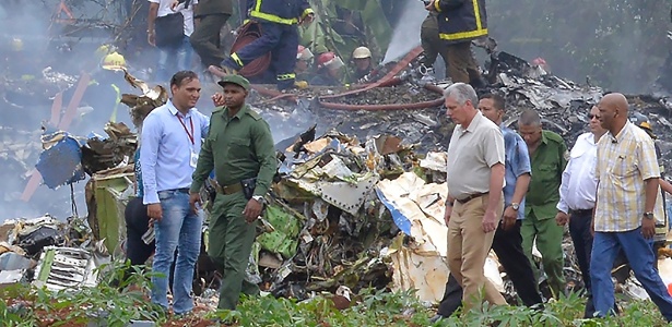 18.mai.2018 - Equipes de resgate trabalham em local da queda de avião nas imediações do aeropuerto José Martí, no município de Boyeros, nos arredores de Havana - Adalberto Roque/AFP