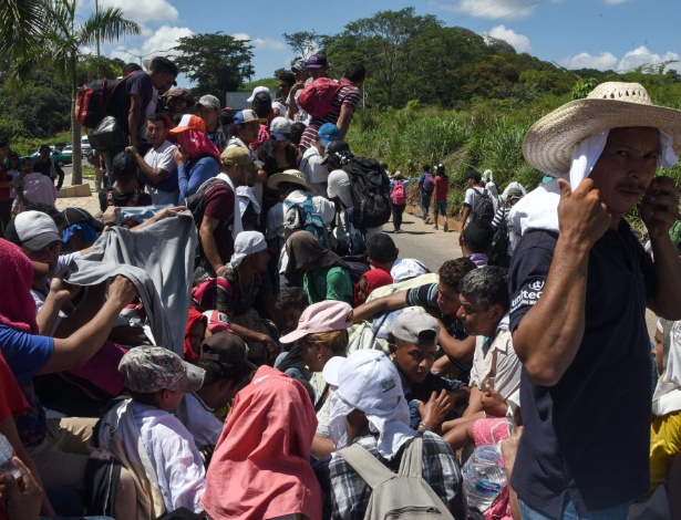 22.out.2018 - Migrantes hondurenhos a bordo de um caminhão na caravana que segue rumo aos Estados Unidos - JOHAN ORDONEZ