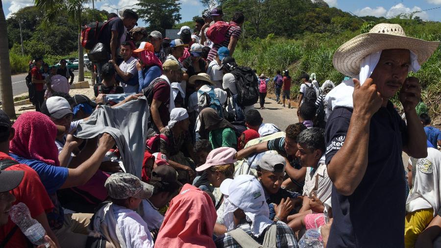 22.0ut.2018 - Migrantes hondurenhos a bordo de um caminhão na caravana rumo aos Estados Unidos - JOHAN ORDONEZ