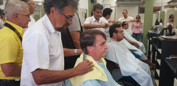3.nov.2018 - Bolsonaro tem o cabelo cortado na zona norte do Rio - Divulgação
