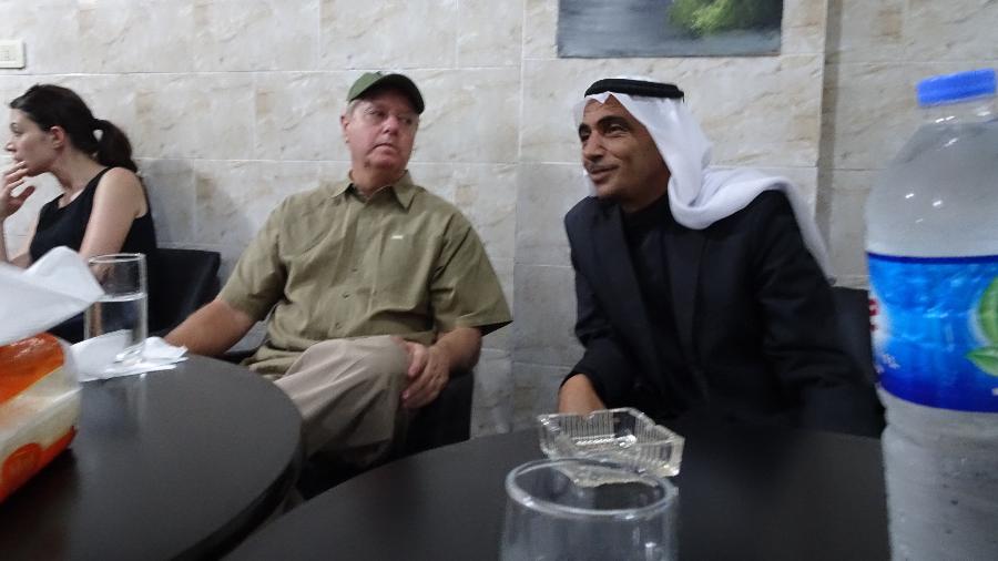jul.2018 - O senador americano Lindsey Graham janta no restaurante Palácio dos Príncipes em Manbij, na Síria - Charlie Savage/The New York Times