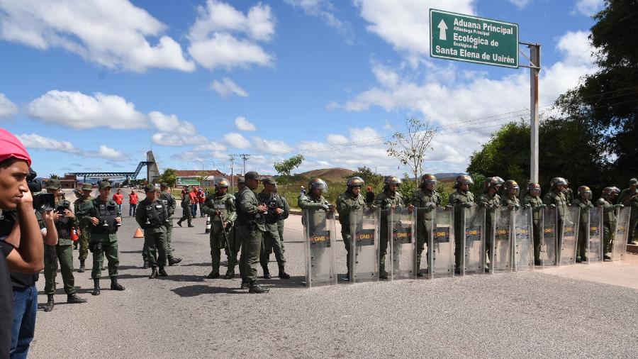 22.fev.2019 - Membros da Guarda Nacional Bolivariana fecham a fronteira entre Brasil e Venezuela - ROMMEL PINTO/FUTURA PRESS/FUTURA PRESS/ESTADÃO CONTEÚDO