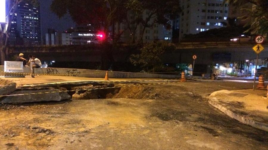 Buraco atrás do MASP se abriu na manhã de ontem - Emanuel Colombari/UOL