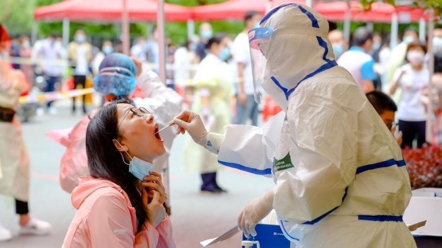 Testes para o novo coronavírus realizados na população da cidade de Wuhan, na China - China News Service via Getty Images